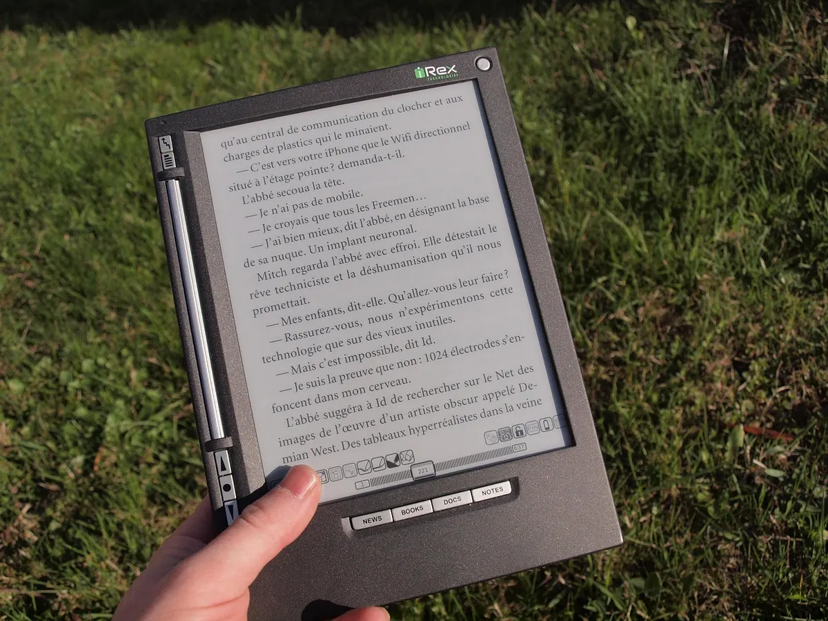 E-Reader vs. Physical Books: A Practical Comparison for Travelers