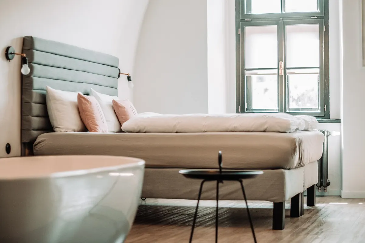 How to Test a Mattress Before You Buy: A Showroom Checklist